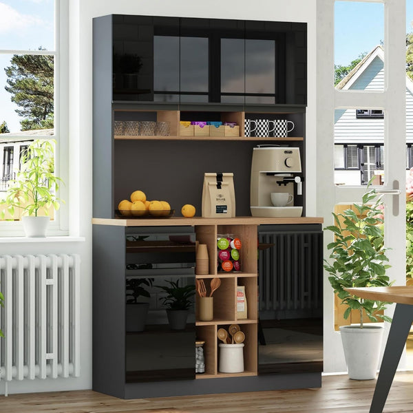 Offene Ablagen und verstellbare Ablagen an dem Sideboard